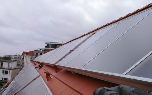 Solarkollektoren auf dem Dach eine Mietshauses